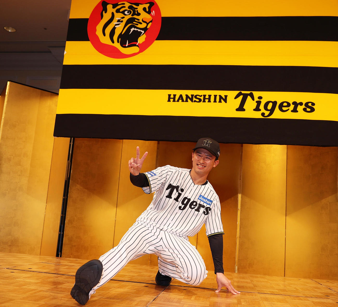 阪神新人入団会見でポーズをとるドラフト育成2位の山崎（撮影・上山淳一）