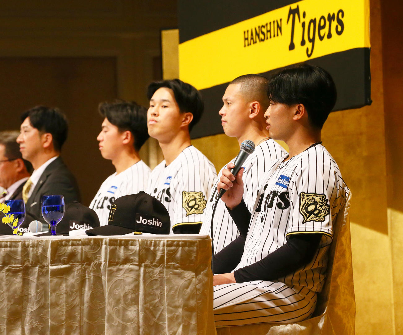 阪神新人入団会見であいさつする阪神ドラフト育成2位の山崎（右）。左から藤川監督、立石、谷端、能登（撮影・上山淳一）