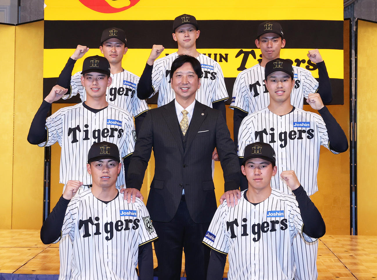 2026年度阪神新人入団発表会で藤川監督を中心に記念写真に納まる、前列左から谷端、立石、中列左から早瀬、一人おいて岡城、後列左から山崎、能登、神宮（撮影・上山淳一）