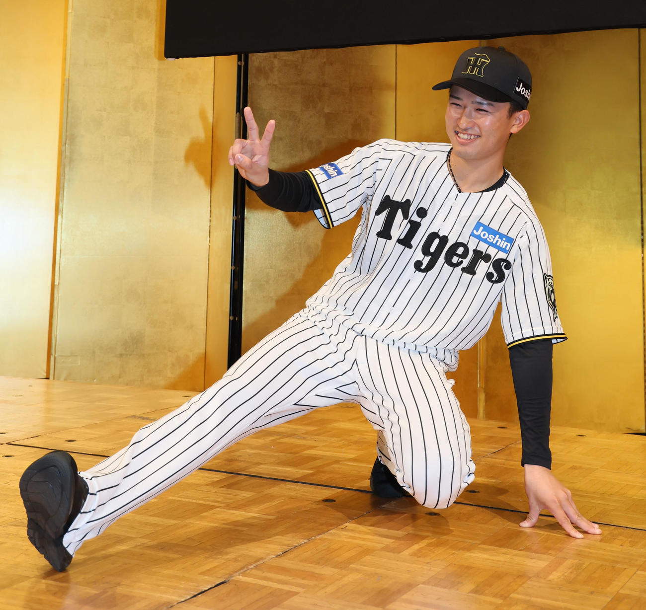 阪神の新人選手入団発表会が行われスライディングのポーズで笑顔を見せる山崎（撮影・加藤哉）