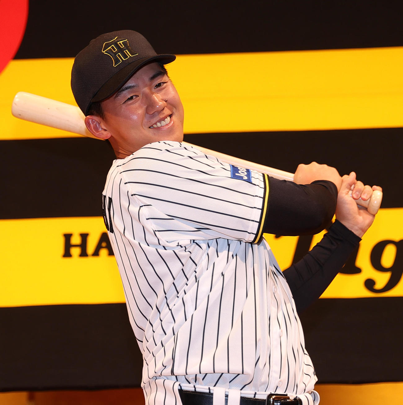 阪神新人入団会見でポーズをとる阪神ドラフト1位の立石（撮影・上山淳一）