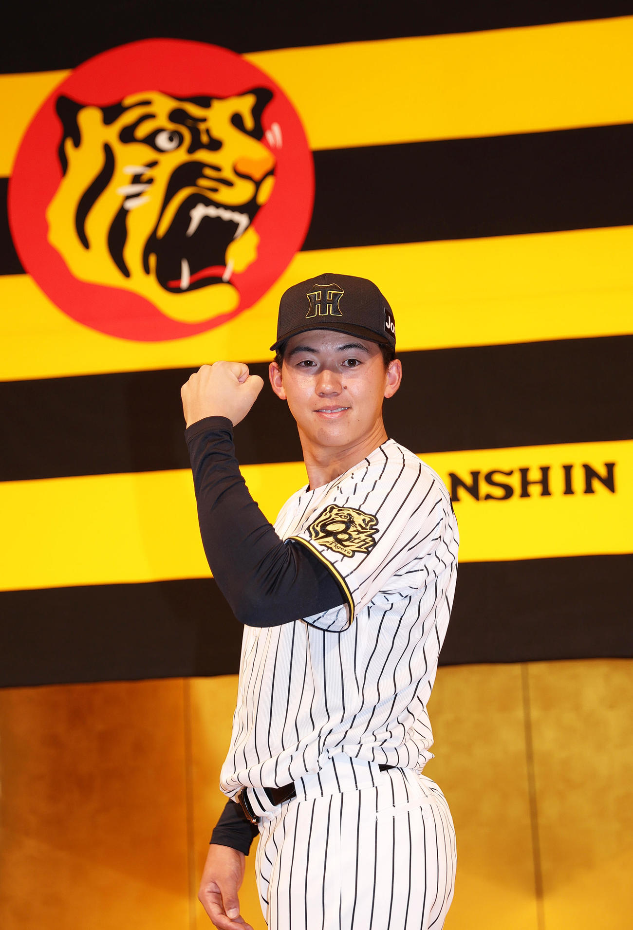 阪神新人入団会見でポーズをとる阪神ドラフト1位の立石（撮影・上山淳一）