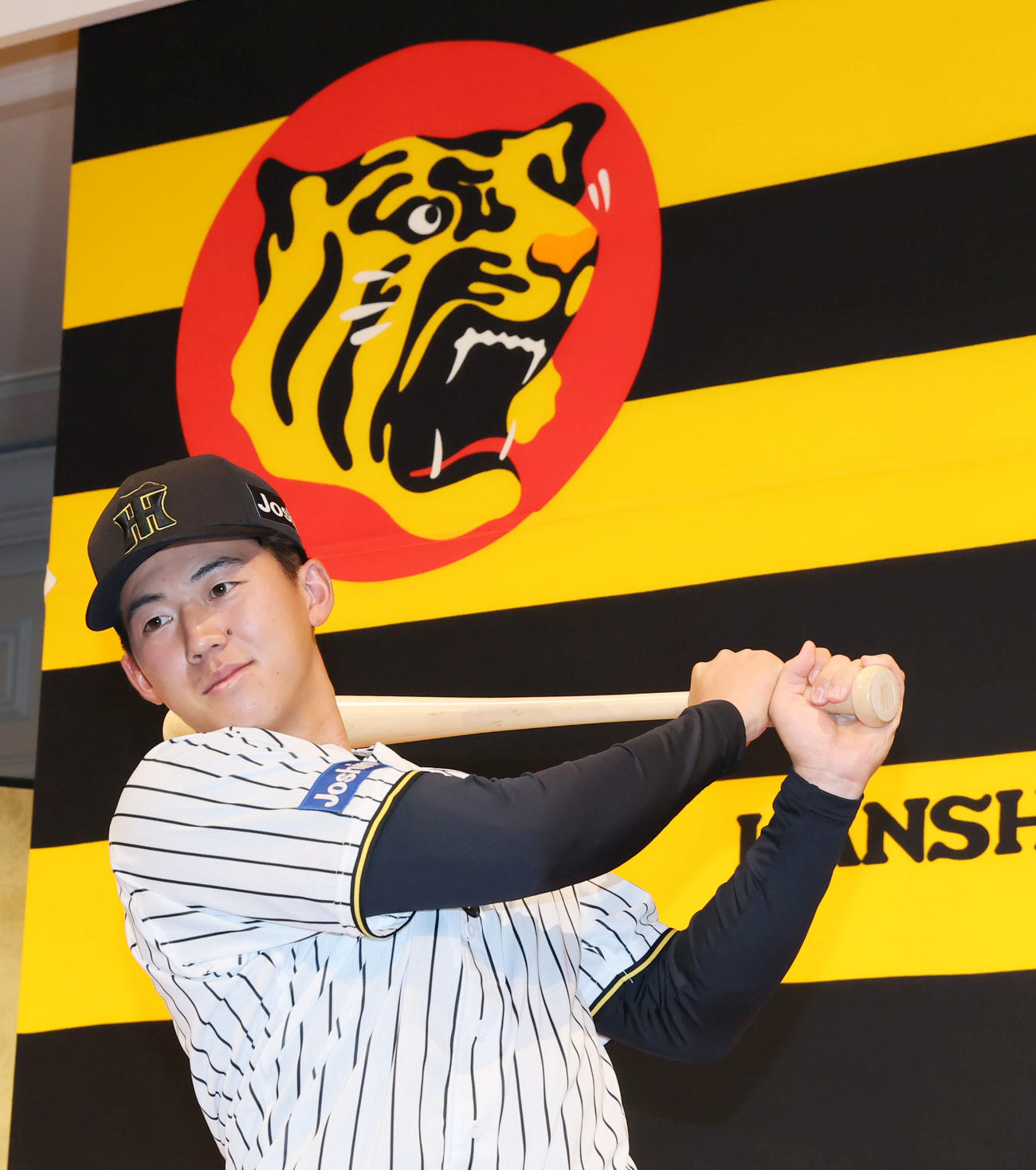 阪神の新人選手入団発表会が行われバットを手にポーズを決める立石（撮影・加藤哉）