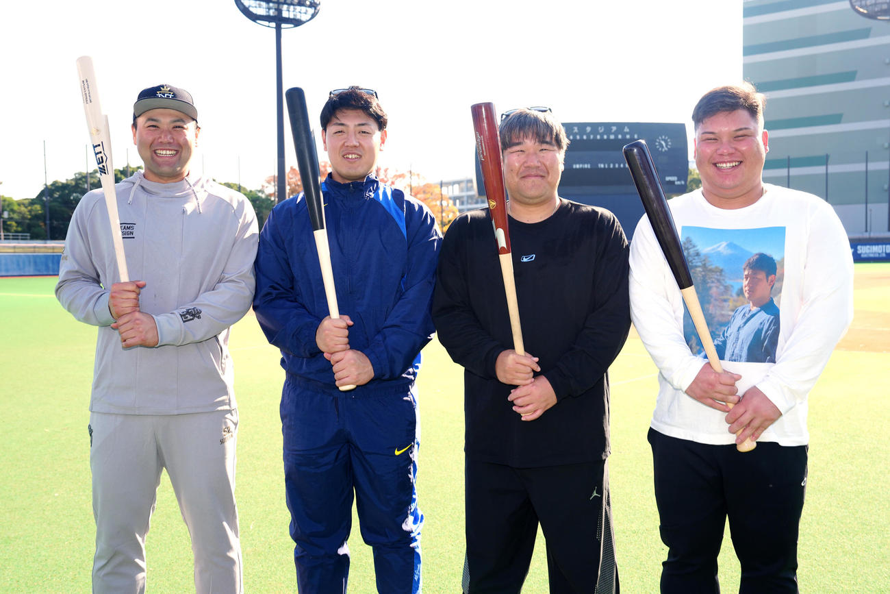 合同自主トレ後、バットを手に写真に納まる、左から末包、岡本、中村、渡部（撮影・江口和貴）