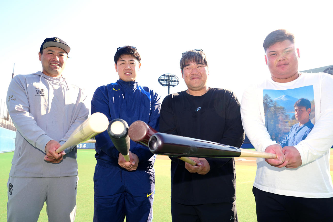合同自主トレ後、バットを手に写真に納まる、左から末包、岡本、中村、渡部（撮影・江口和貴）