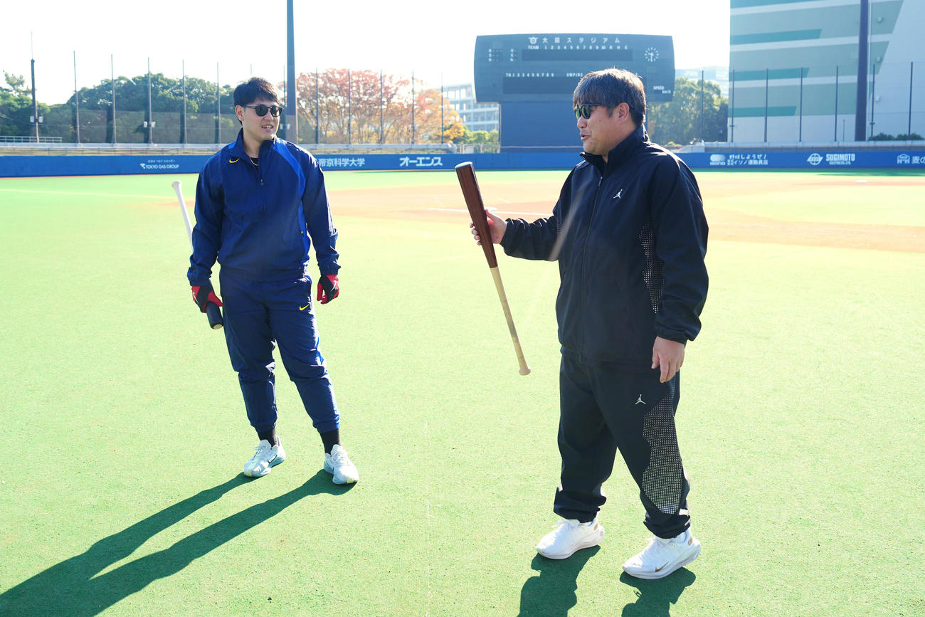 合同自主トレに臨む中村（右）と岡本（撮影・江口和貴）