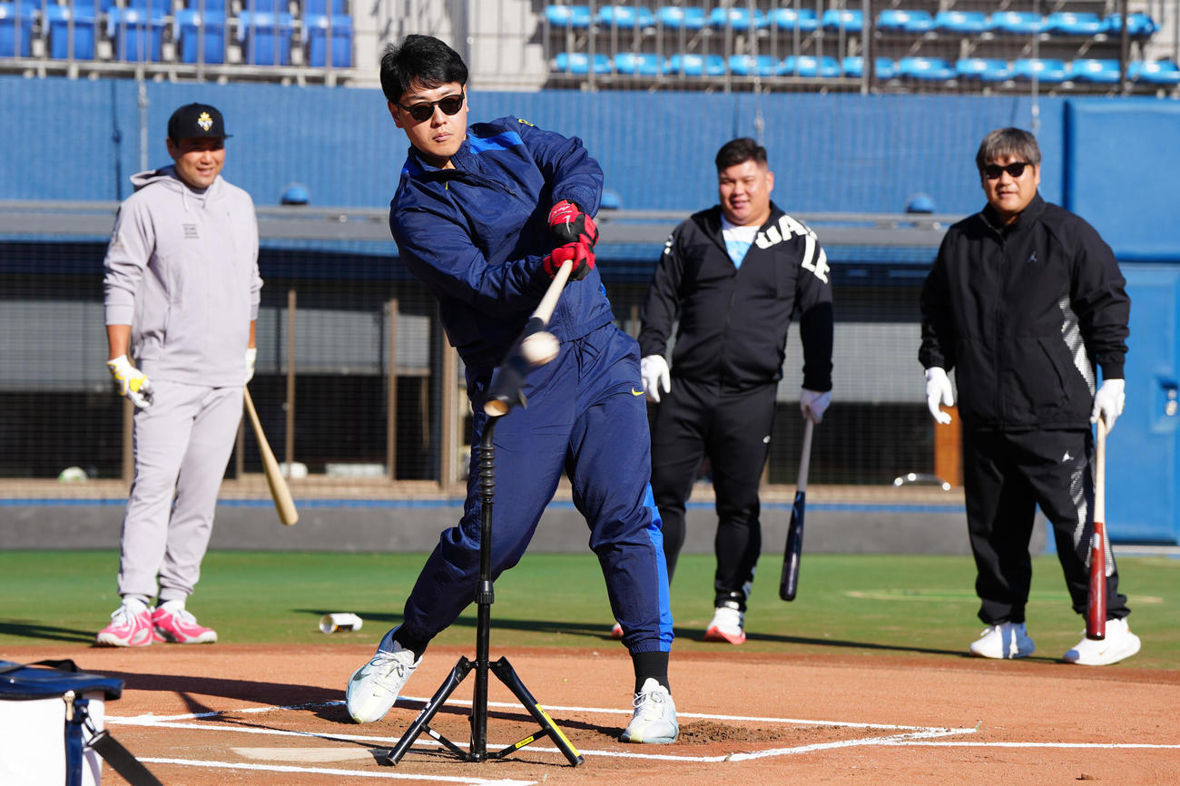 合同自主トレで打撃練習する岡本。後方左から末包、渡部、中村（撮影・江口和貴）