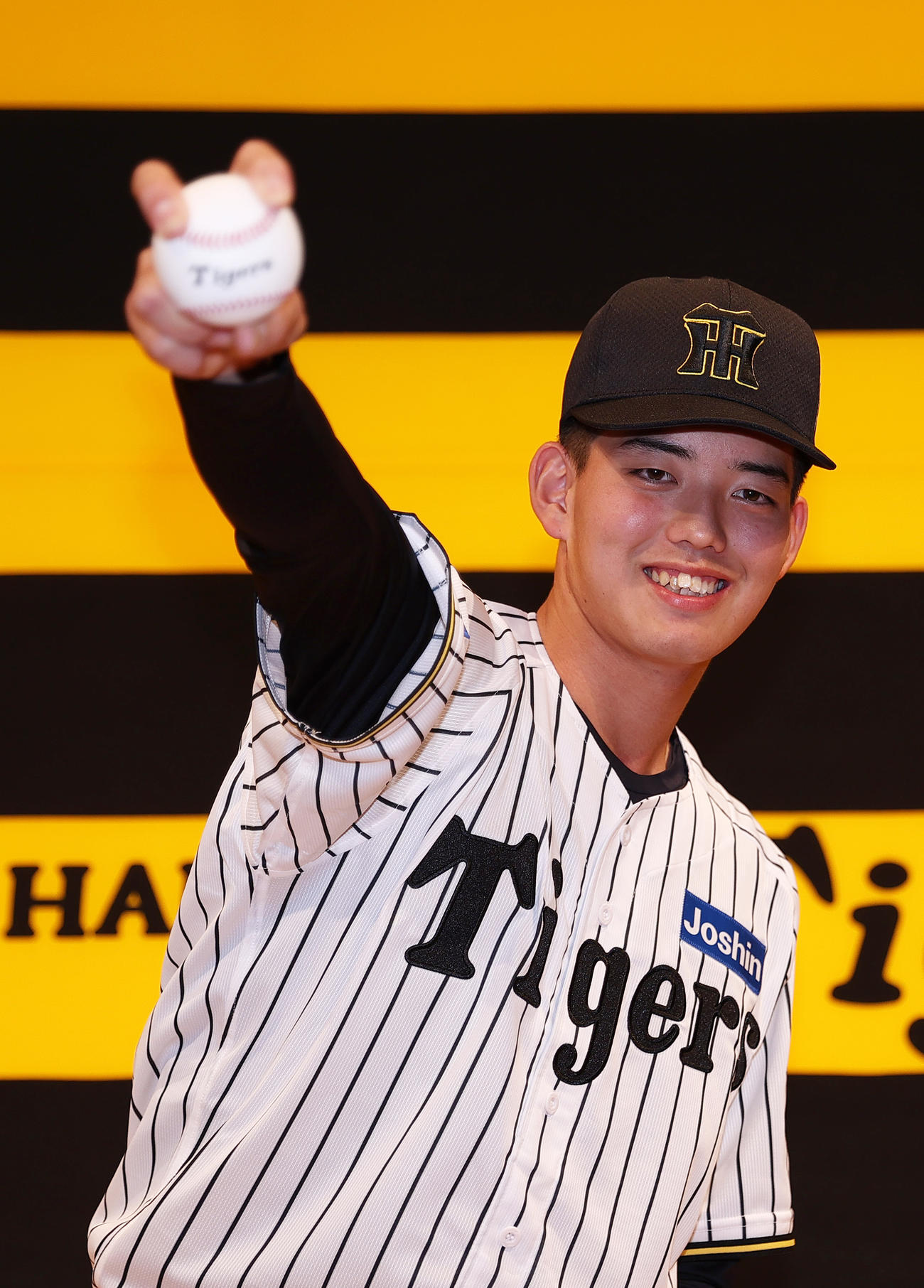 阪神新人入団会見でポーズをとるドラフト4位の早瀬（撮影・上山淳一）