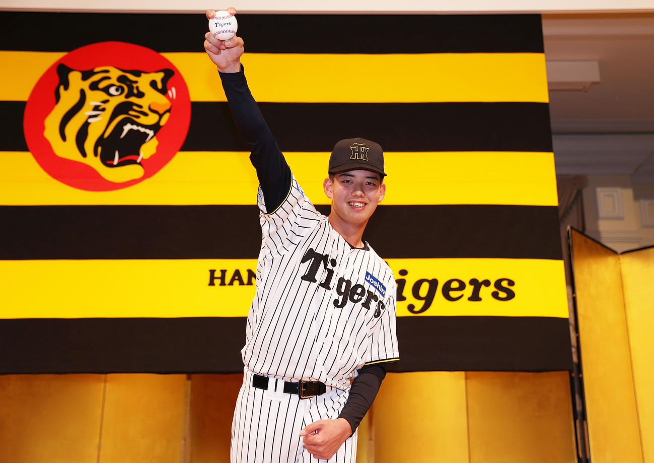 阪神新人入団会見でポーズをとるドラフト4位の早瀬（撮影・上山淳一）