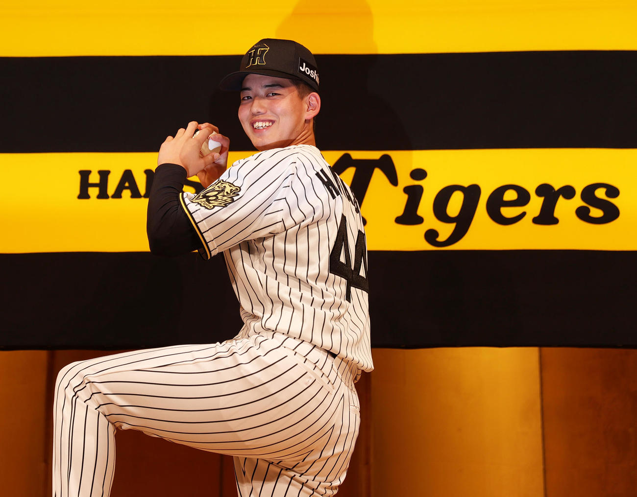 阪神新人入団会見でポーズをとるドラフト4位の早瀬（撮影・上山淳一）