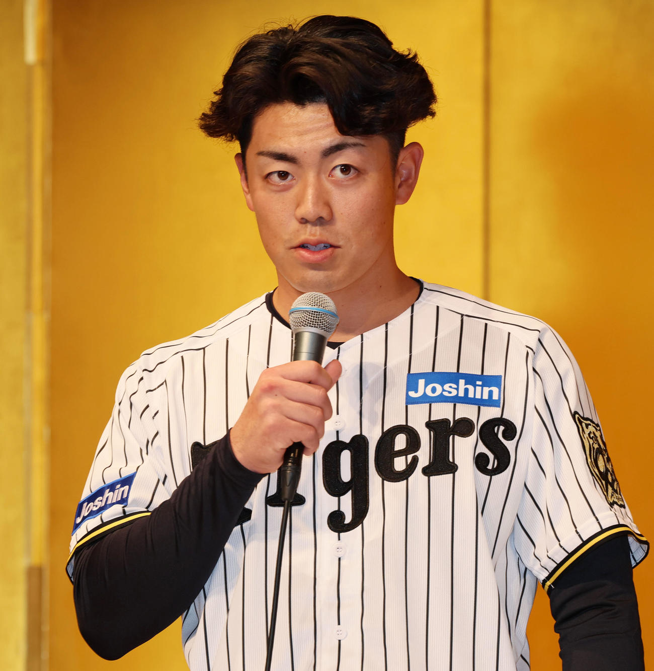 阪神の新人選手入団発表会が行われ会見であいさつする谷端（撮影・加藤哉）