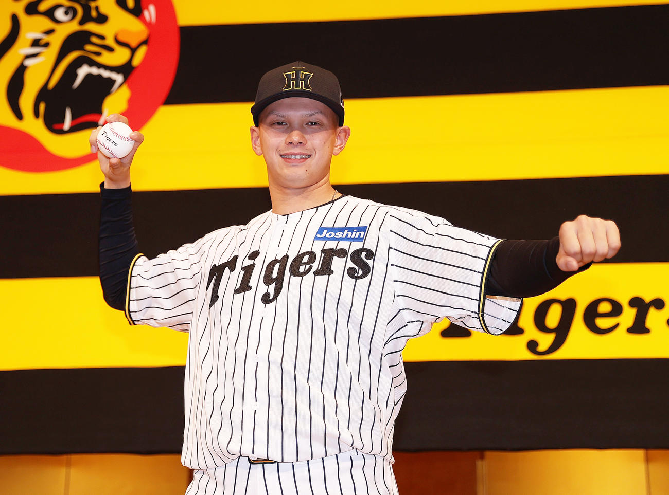 阪神新人入団会見でポーズをとるドラフト5位の能登（撮影・上山淳一）