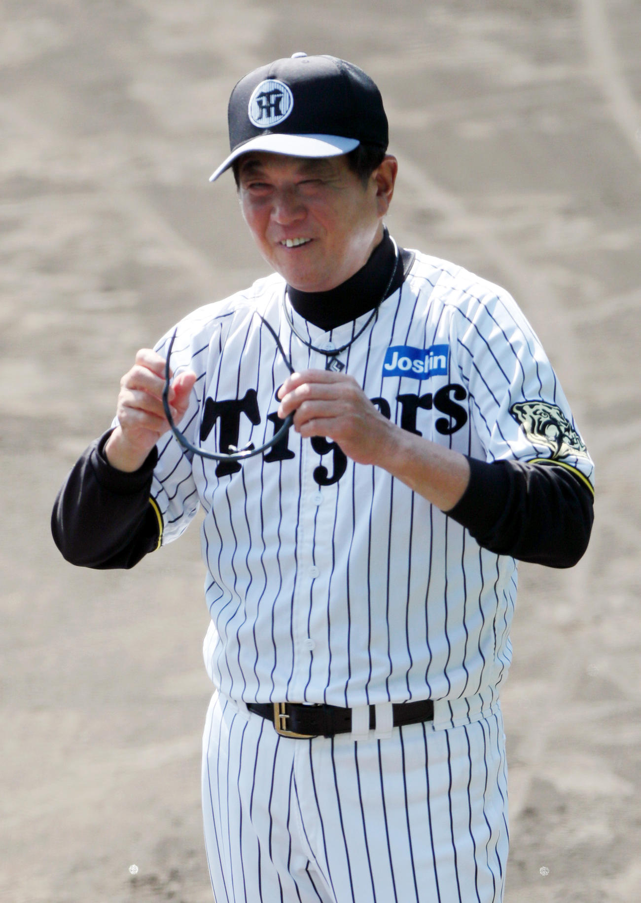 笑顔を見せる阪神平田2軍監督（2025年10月撮影）
