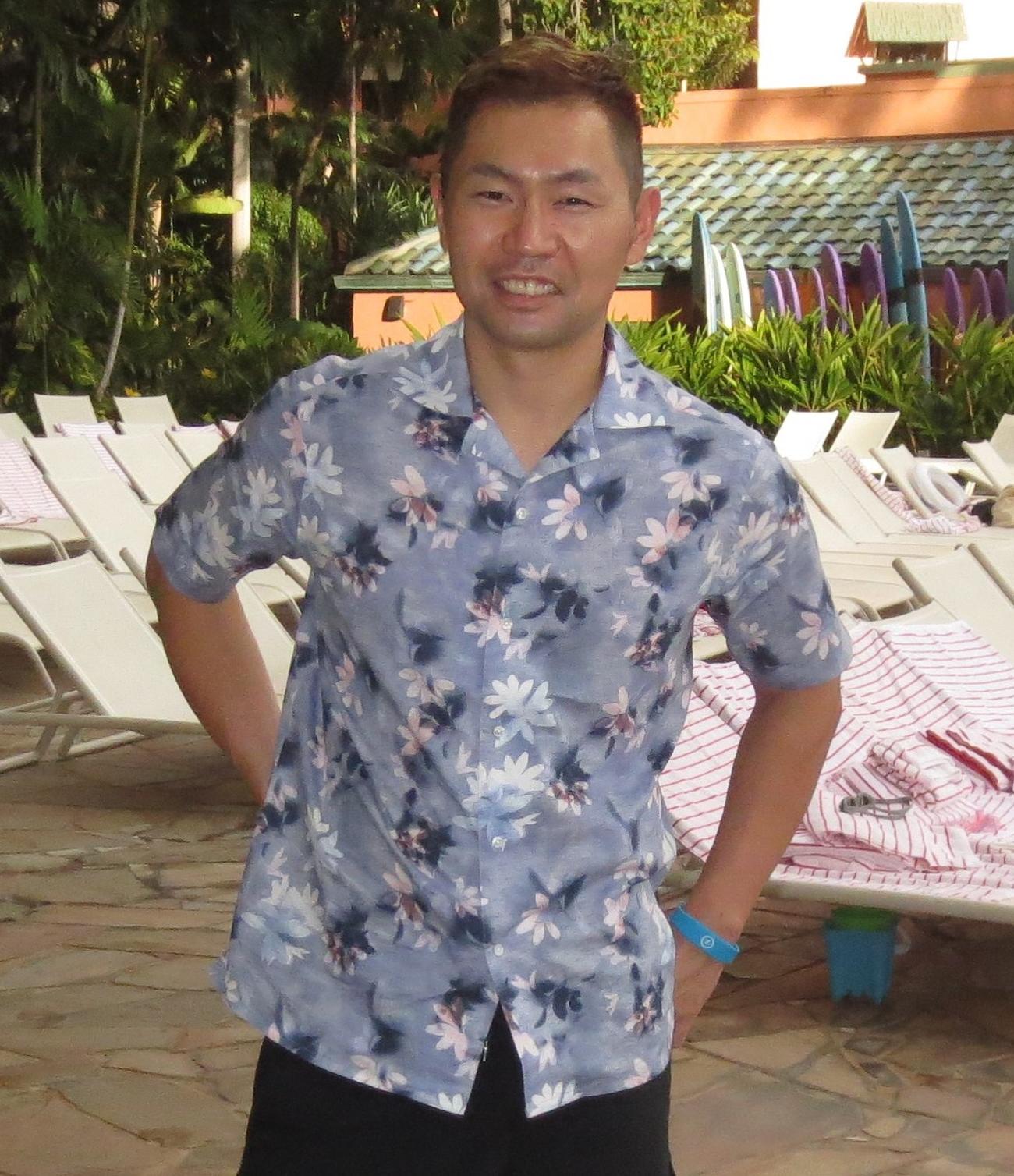 優勝旅行先のハワイで笑顔を見せるソフトバンク中村晃（撮影・佐藤究）