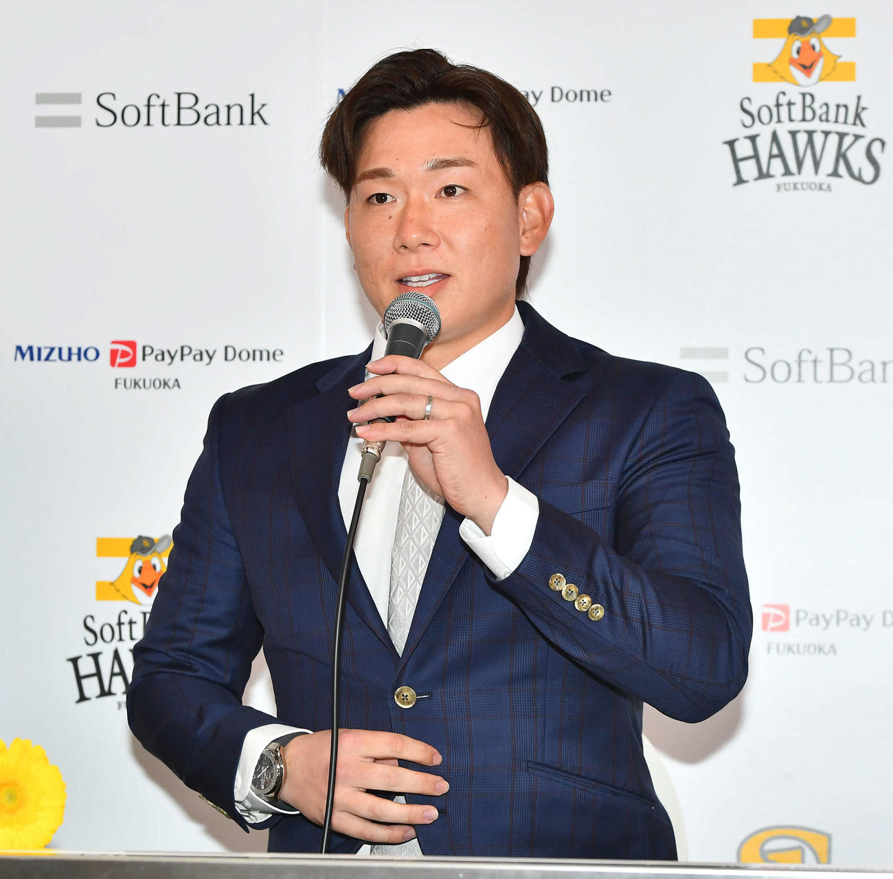 現役ドラフトでソフトバンクに入団し、会見を行う中村稔（撮影・岩下翔太）