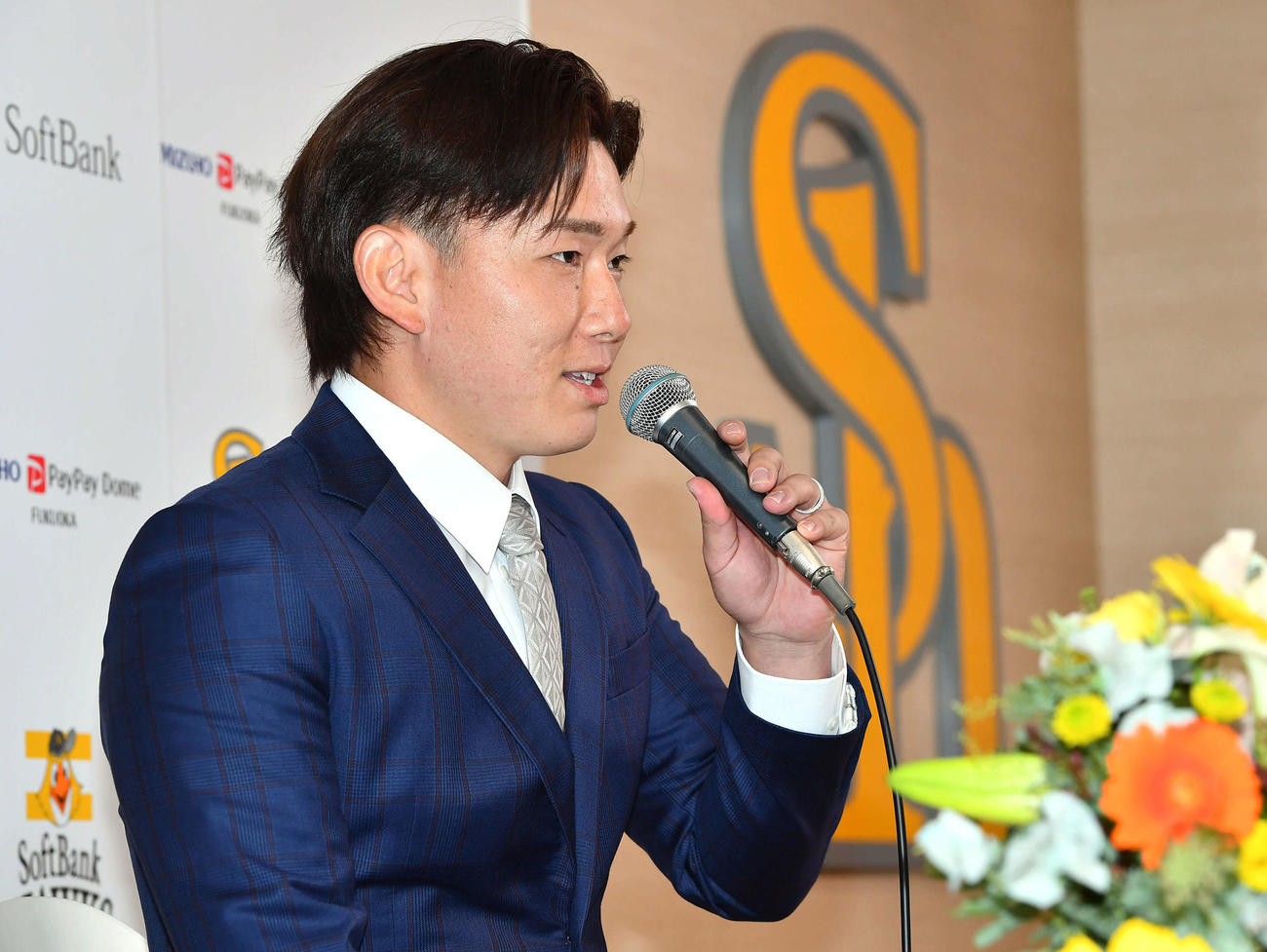 現役ドラフトでソフトバンクに入団し、会見を行う中村稔（撮影・岩下翔太）