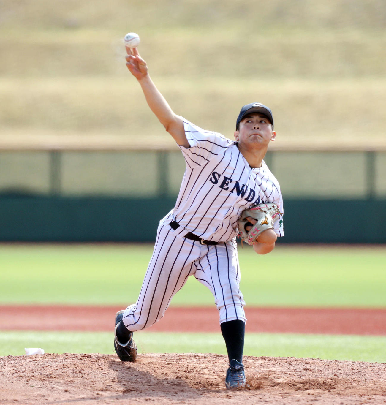 宮教大戦で力投する仙台大・佐藤幻瑛（2025年4月撮影）