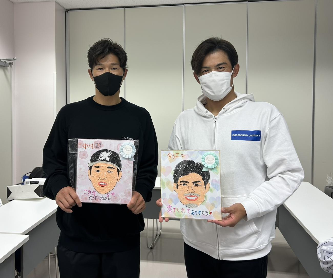 千葉県こども病院を訪問したロッテ中村（左）と今江氏（撮影・星夏穂）