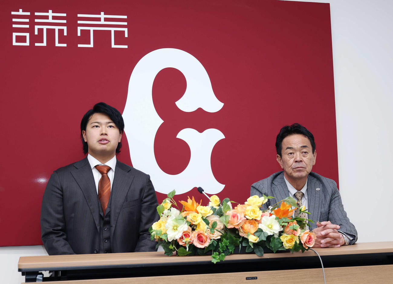 現役ドラフトで巨人に入団し会見を行う松浦。右は水野編成副本部長（撮影・増田悦実）