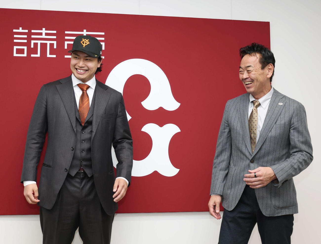 入団会見で笑顔で話す水野編成副本部長（右）と松浦（撮影・増田悦実）