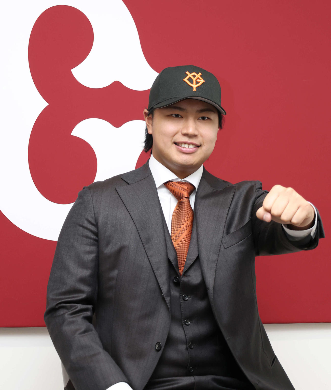 入団会見を行い笑顔でガッツポーズをする松浦（撮影・増田悦実）