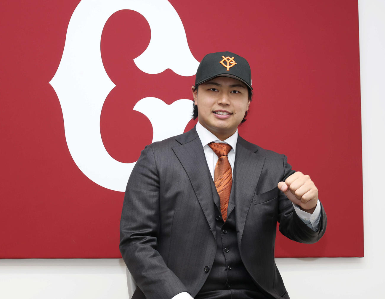 現役ドラフトで入団し笑顔でガッツポーズをする松浦（撮影・増田悦実）