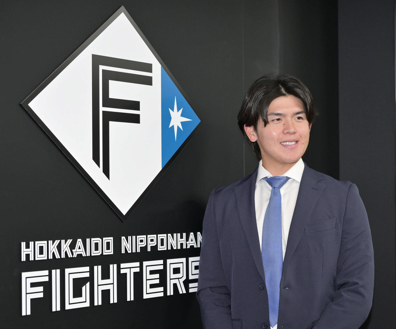 契約更改を終えポーズを決める日本ハム清水優（撮影・滝沢徹郎）