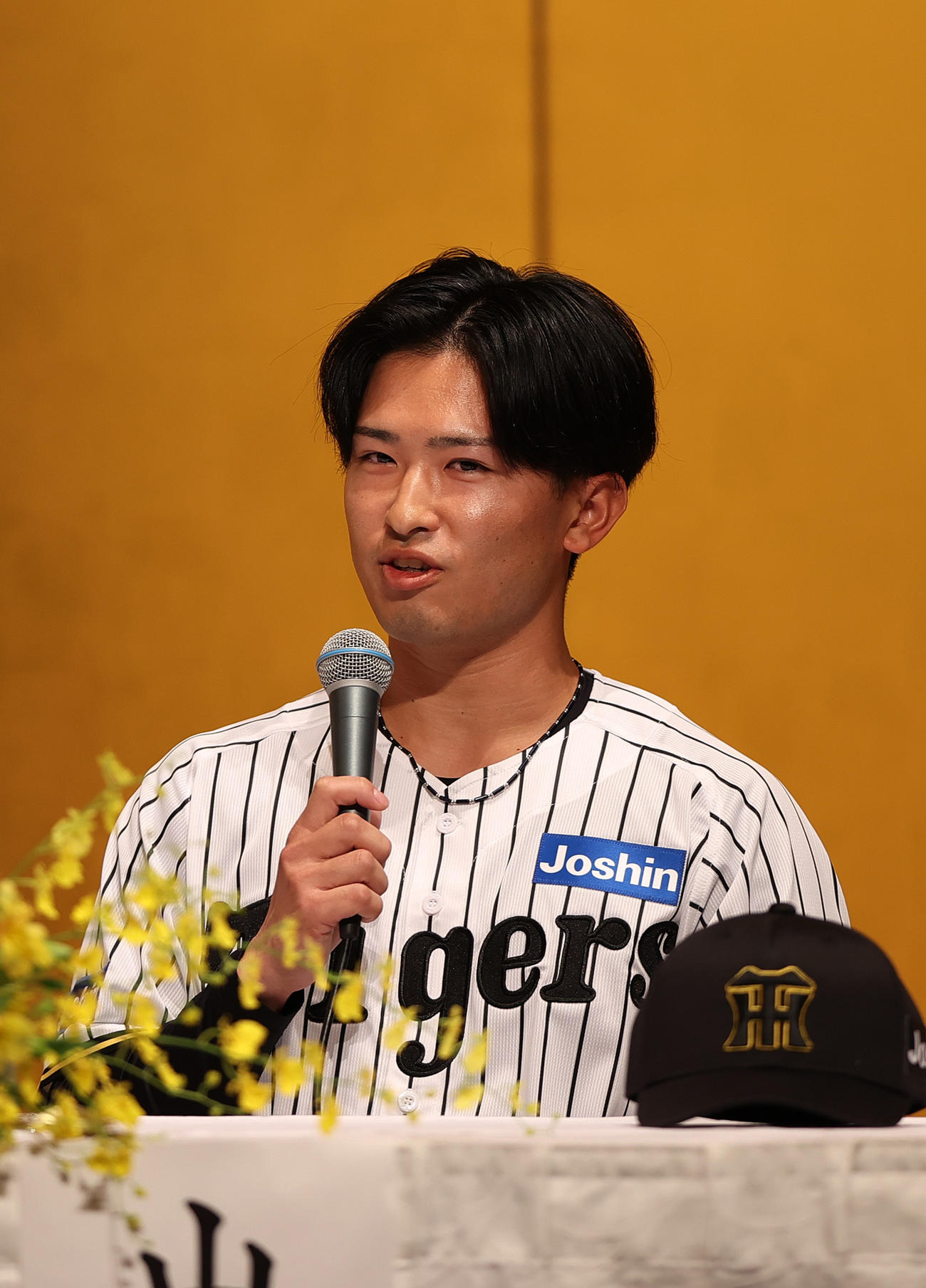 阪神新人入団会見であいさつするドラフト育成2位の山崎（撮影・上山淳一）