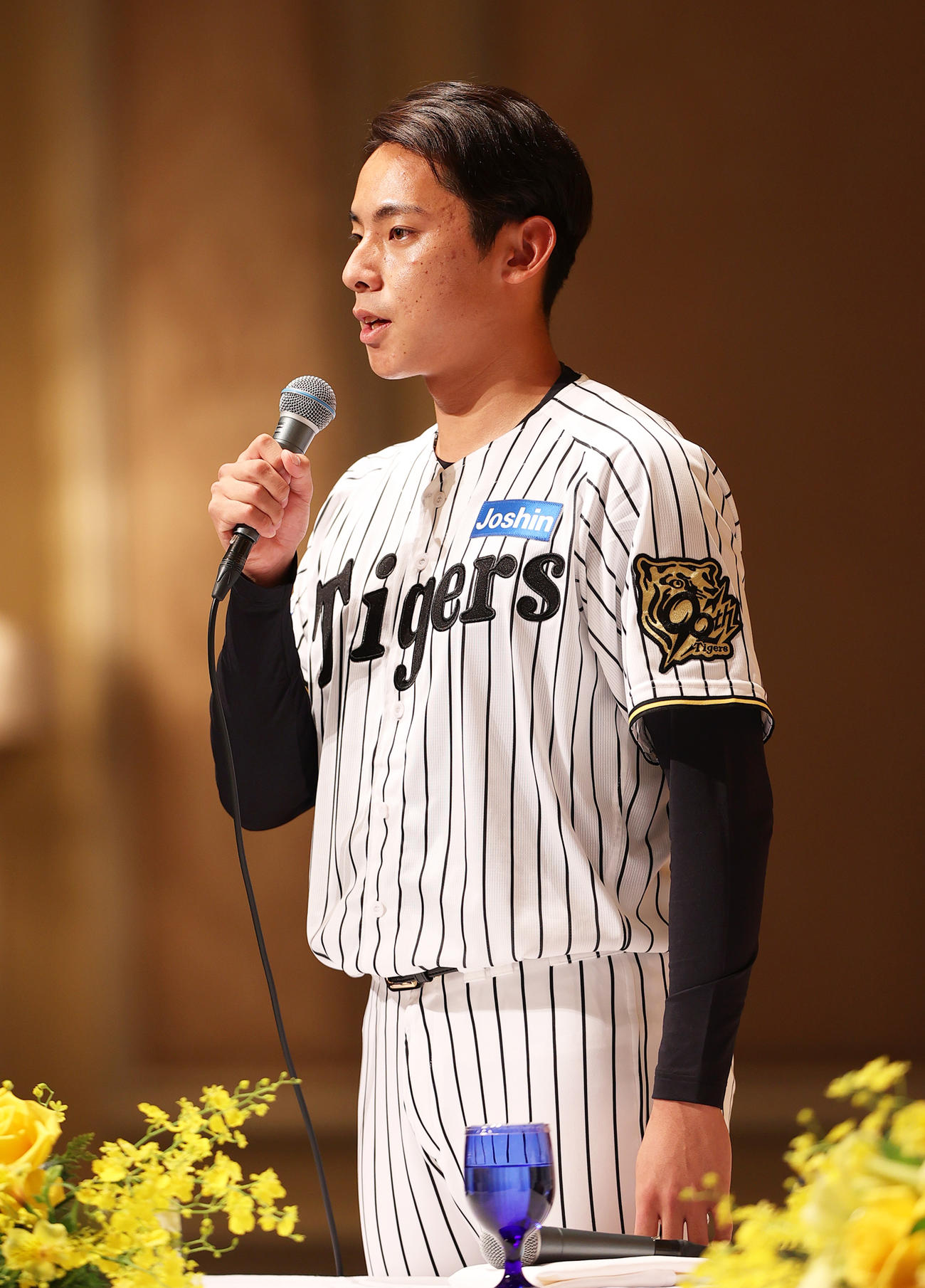 阪神新人入団会見であいさつするドラフト育成1位の神宮（撮影・上山淳一）
