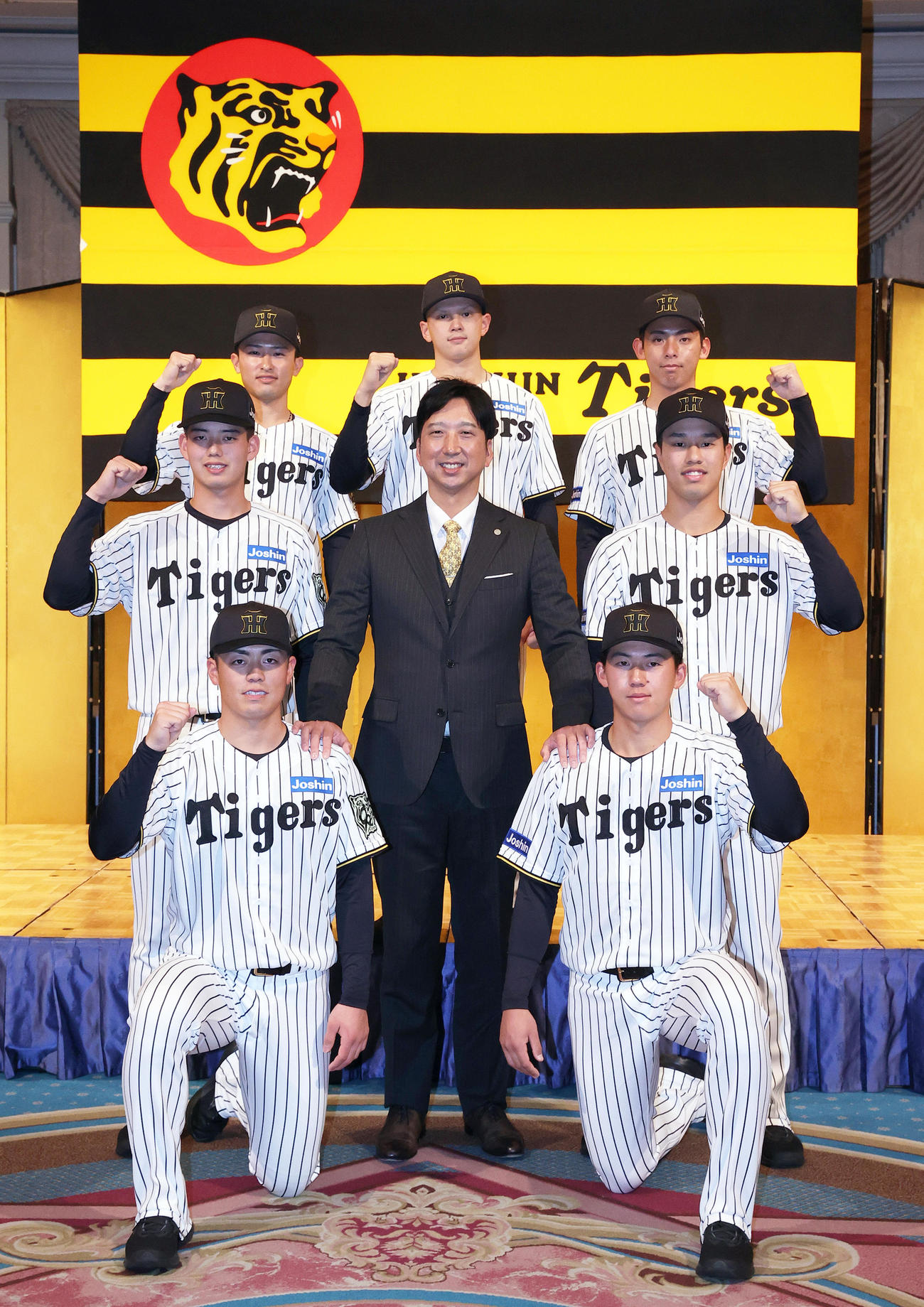 2026年度阪神新人入団発表会で藤川監督を中心に記念写真に納まる、前列左から谷端、立石、中列左から早瀬、一人おいて岡城、後列左から山崎、能登、神宮（撮影・上山淳一）