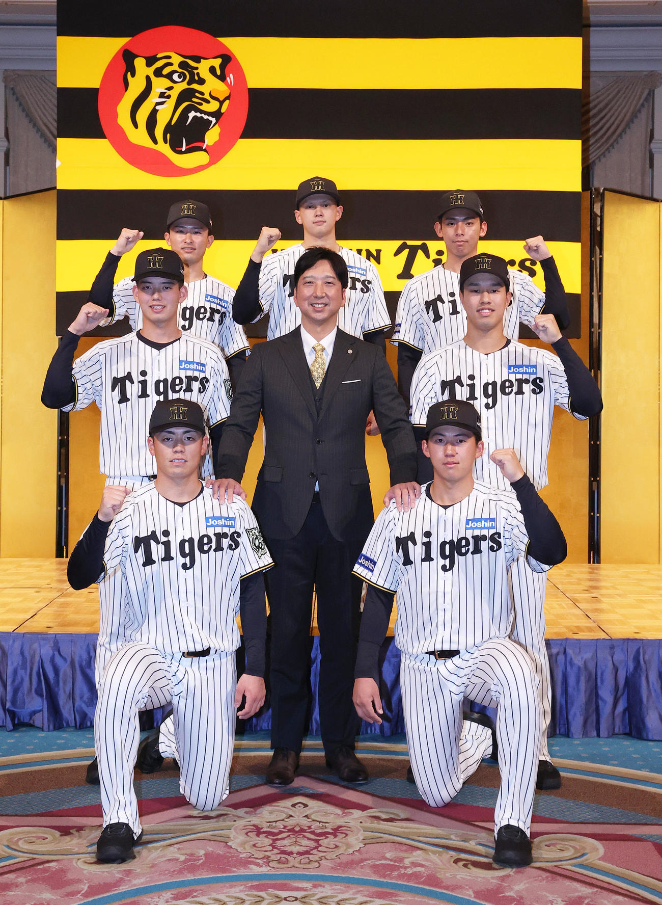阪神の新人選手入団発表会で藤川球児監督を中心に写真に納まる、前列左から谷端将伍、立石正広、中列左から早瀬朔、一人おいて岡城快生、後列左から山崎照英、能登嵩都、神宮僚介（撮影・上山淳一）