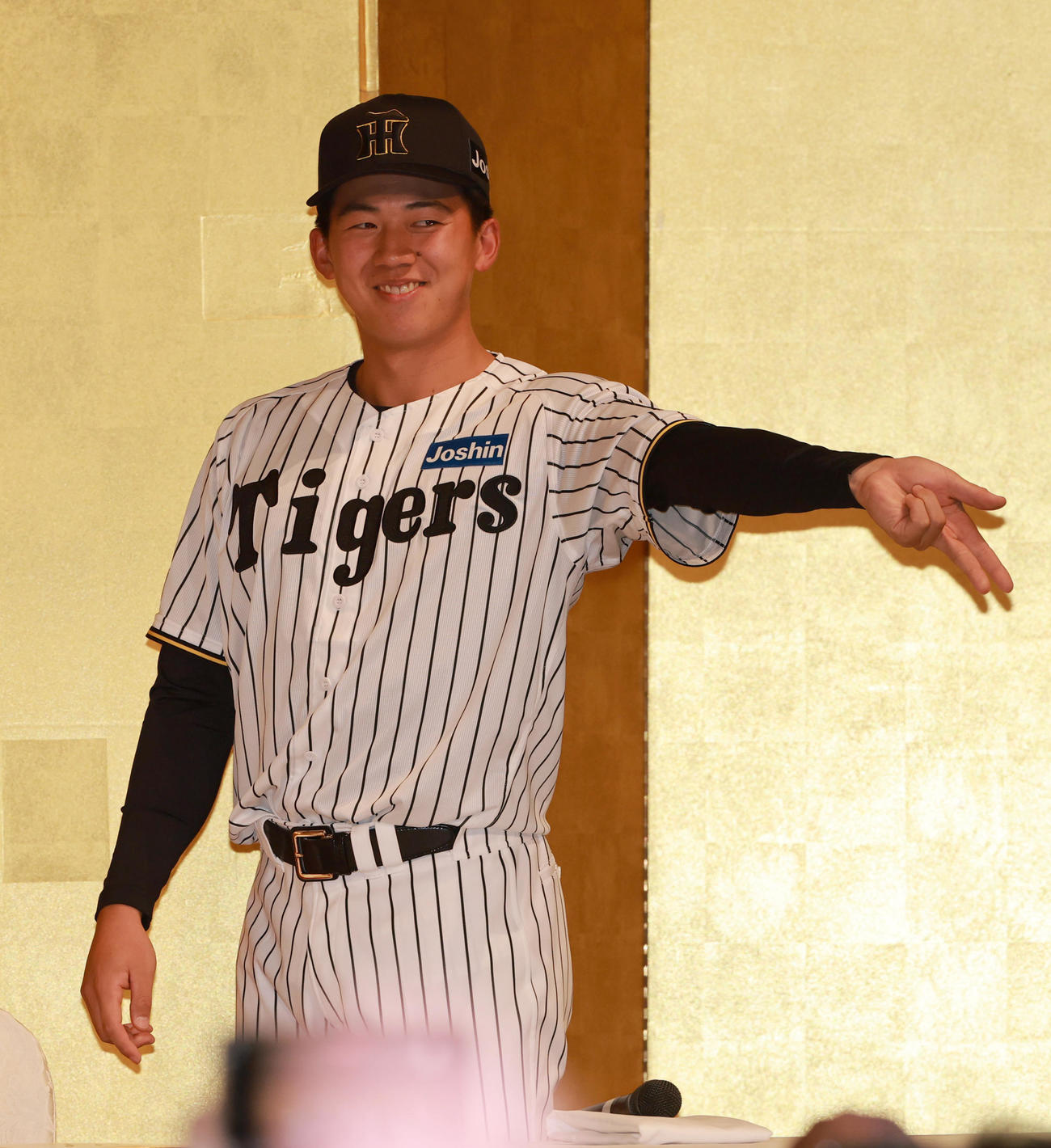 ファンミーティングの撮影会でギャルピースを披露する立石（撮影・上田博志）