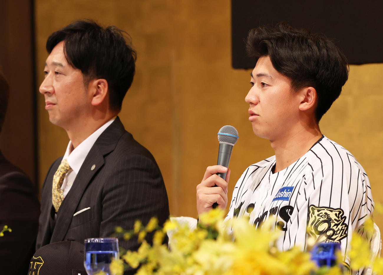 阪神新人入団会見であいさつするドラフト1位の立石。左は藤川監督（撮影・上山淳一）