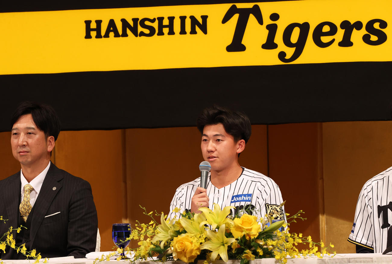 阪神新人入団会見であいさつするドラフト1位の立石。左は藤川監督（撮影・上山淳一）