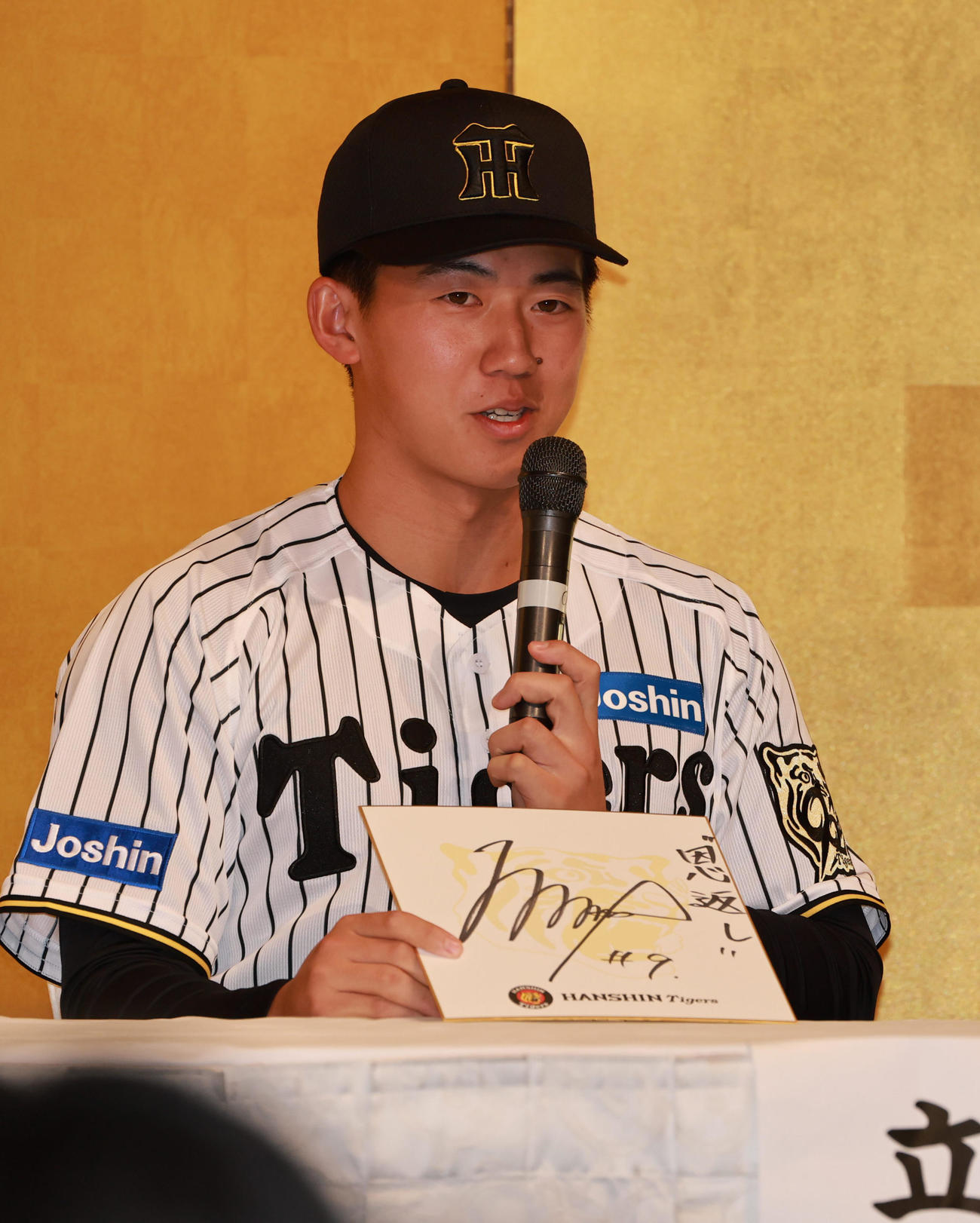 ファンミーティングで座右の銘を披露するドラフト1巡目立石（撮影・上田博志）