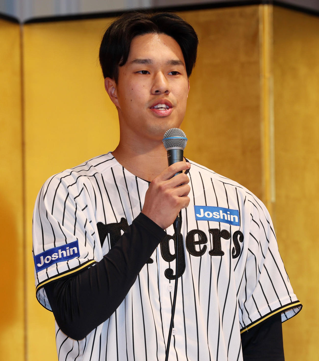 阪神の新人選手入団発表会が行われ会見であいさつする岡城（撮影・加藤哉）