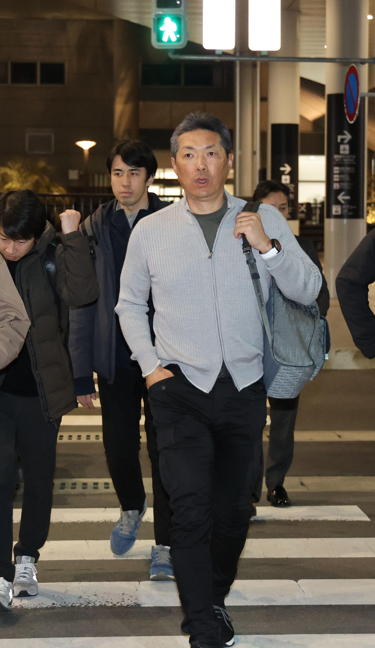 優勝旅行から帰国したソフトバンク小久保監督は移動の車に向かう（撮影・梅根麻紀）