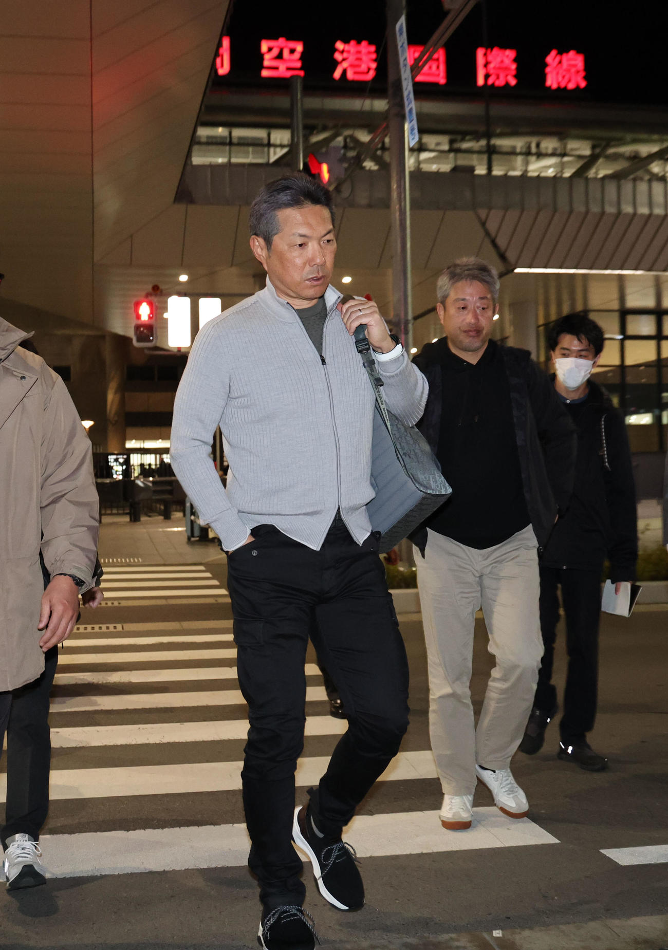 優勝旅行から帰国したソフトバンク小久保監督は移動の車に向かう（撮影・梅根麻紀）