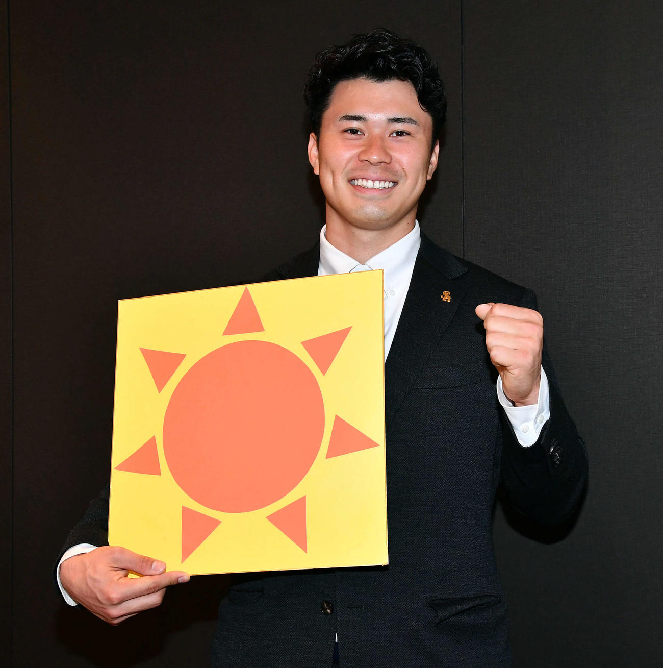 アップで契約更改し、“晴れ”やかな笑顔でガッツポーズするソフトバンク松本晴（撮影・岩下翔太）