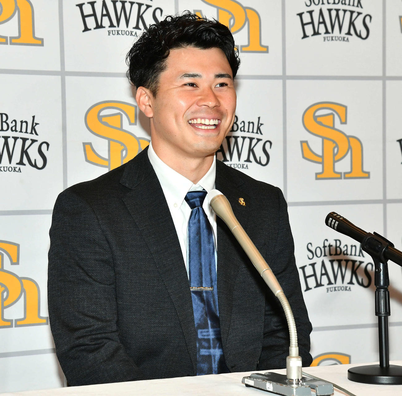 アップで契約更改し、笑顔で会見を行うソフトバンク松本晴（撮影・岩下翔太）