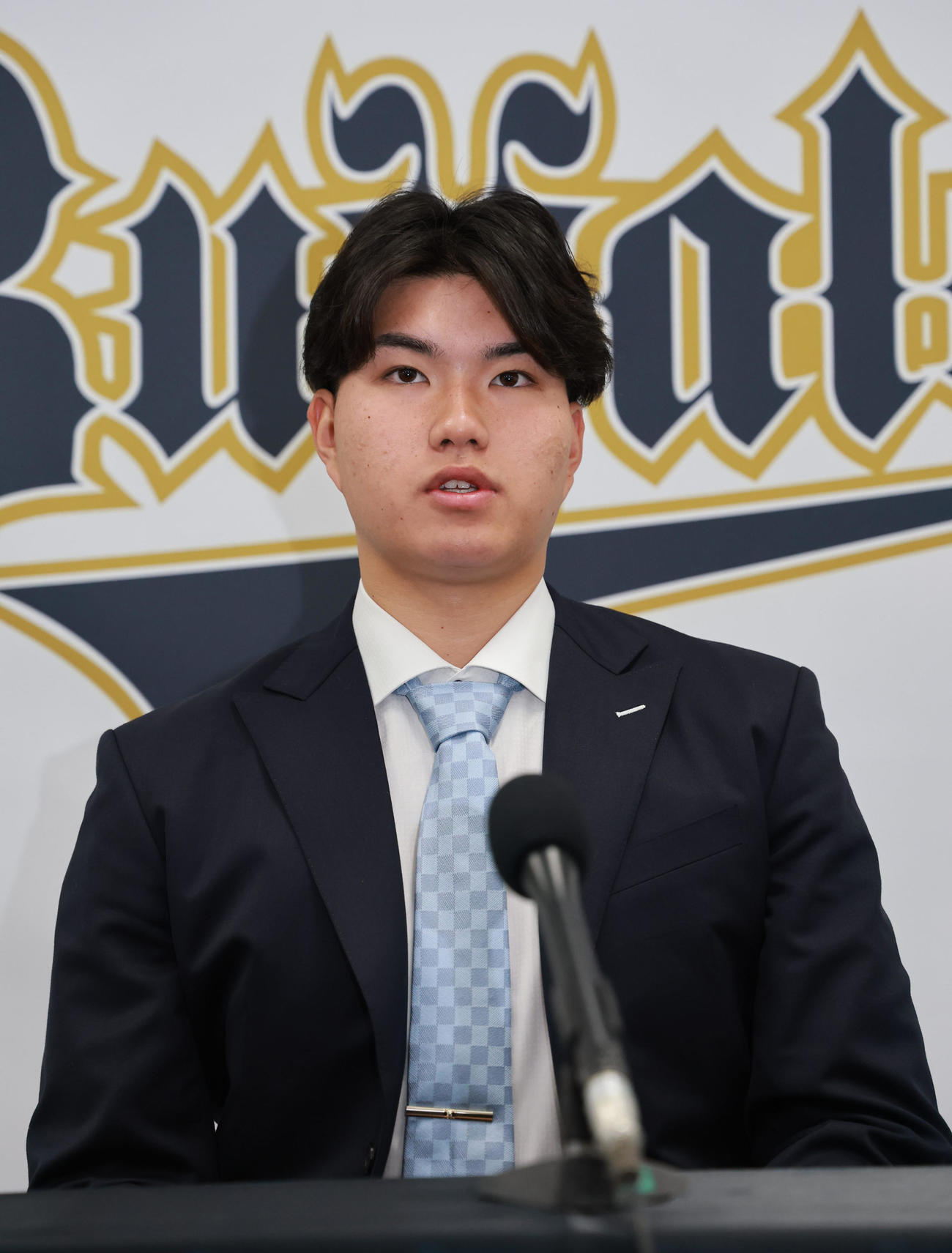 契約更改を終え取材に応じる山口（撮影・上田博志）