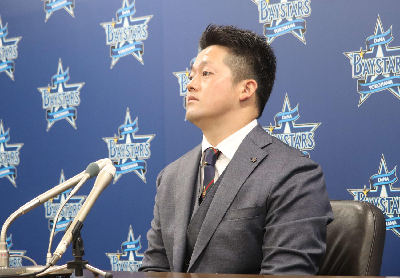 契約更改会見に臨んだDeNA牧（撮影・小早川宗一郎）