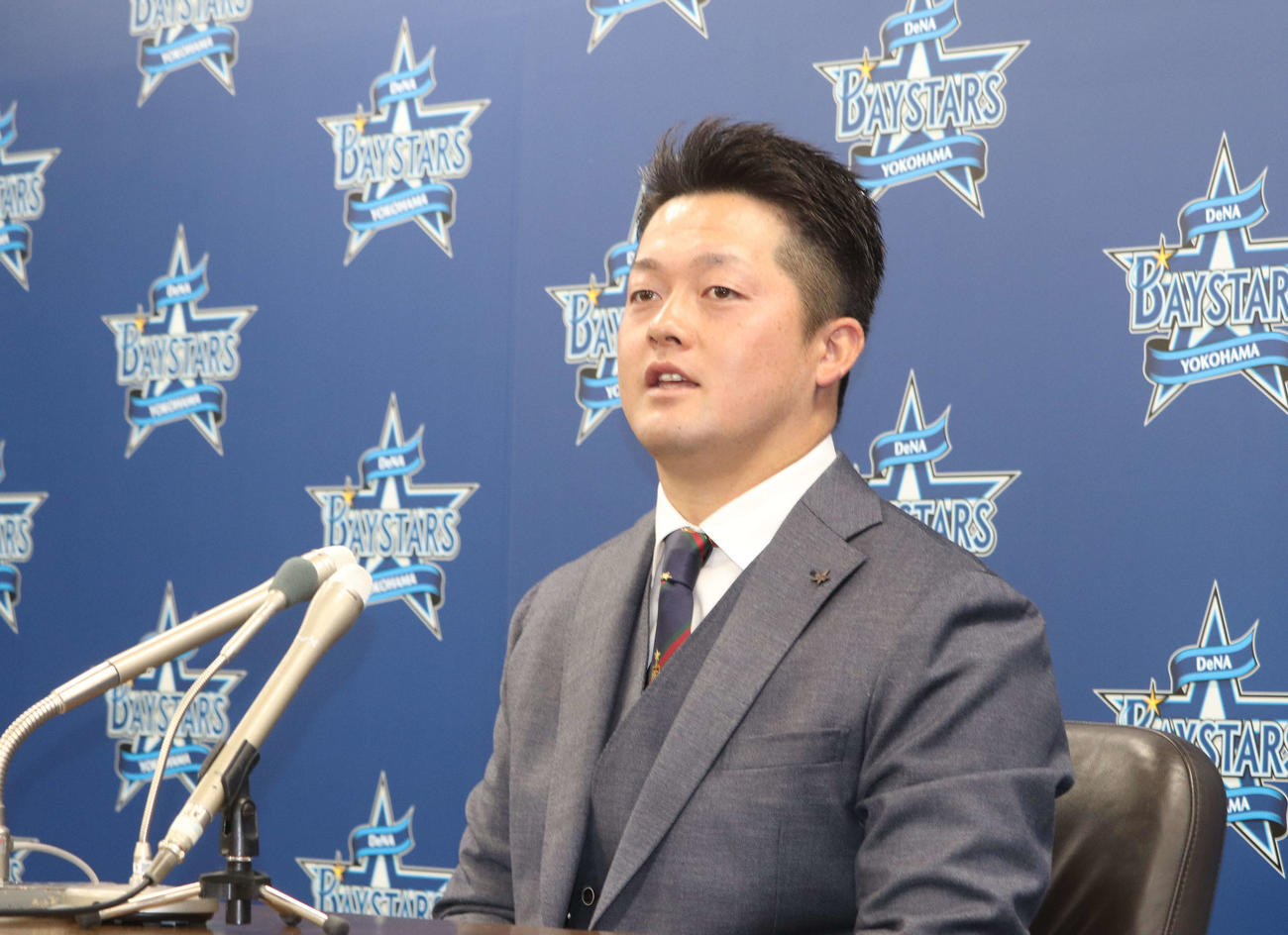 契約更改会見に臨んだDeNA牧（撮影・小早川宗一郎）