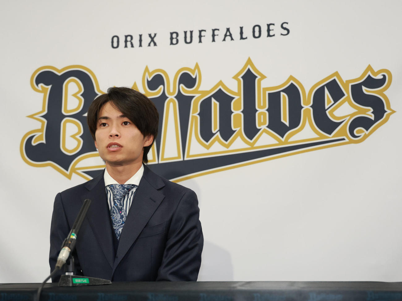 契約更改を終え取材に応じる山岡（撮影・上田博志）