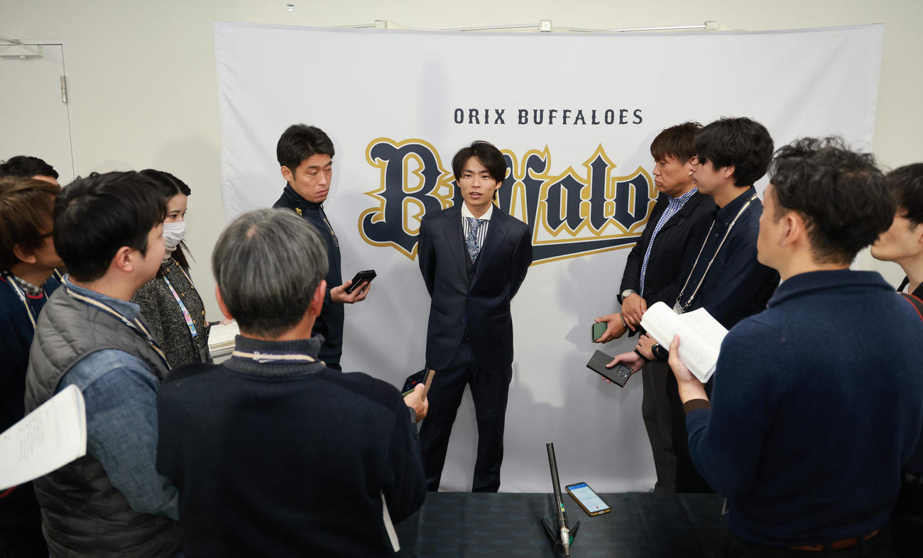 契約更改を終え取材に応じる山岡（撮影・上田博志）