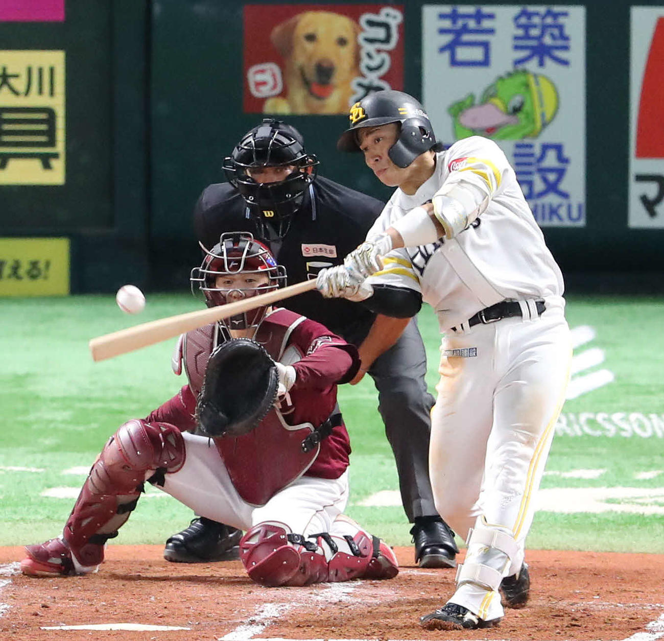 2025年9月5日、楽天戦で中前打を放つソフトバンク野村勇
