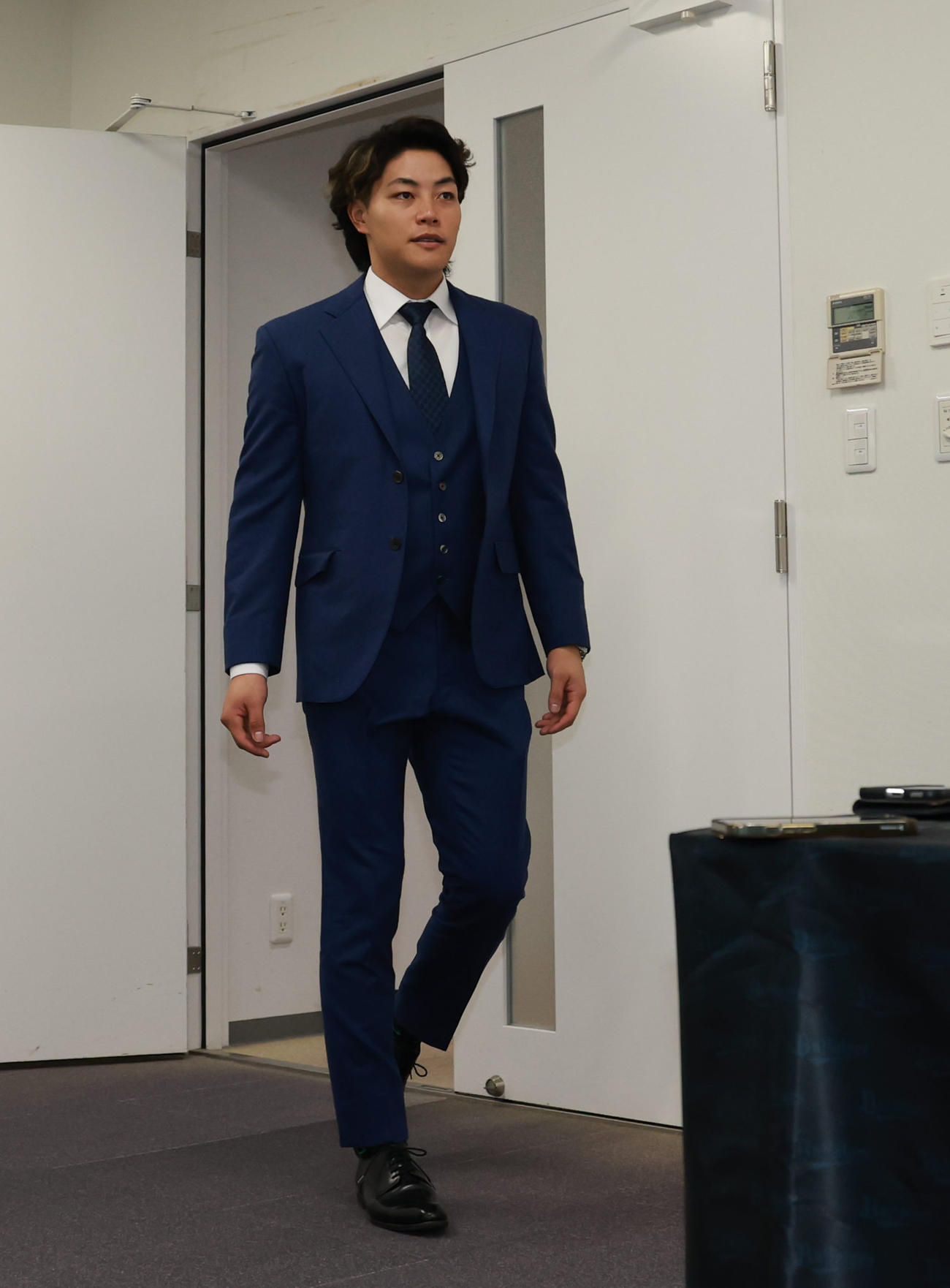 契約更改を終え取材に応じる麦谷（撮影・上田博志）