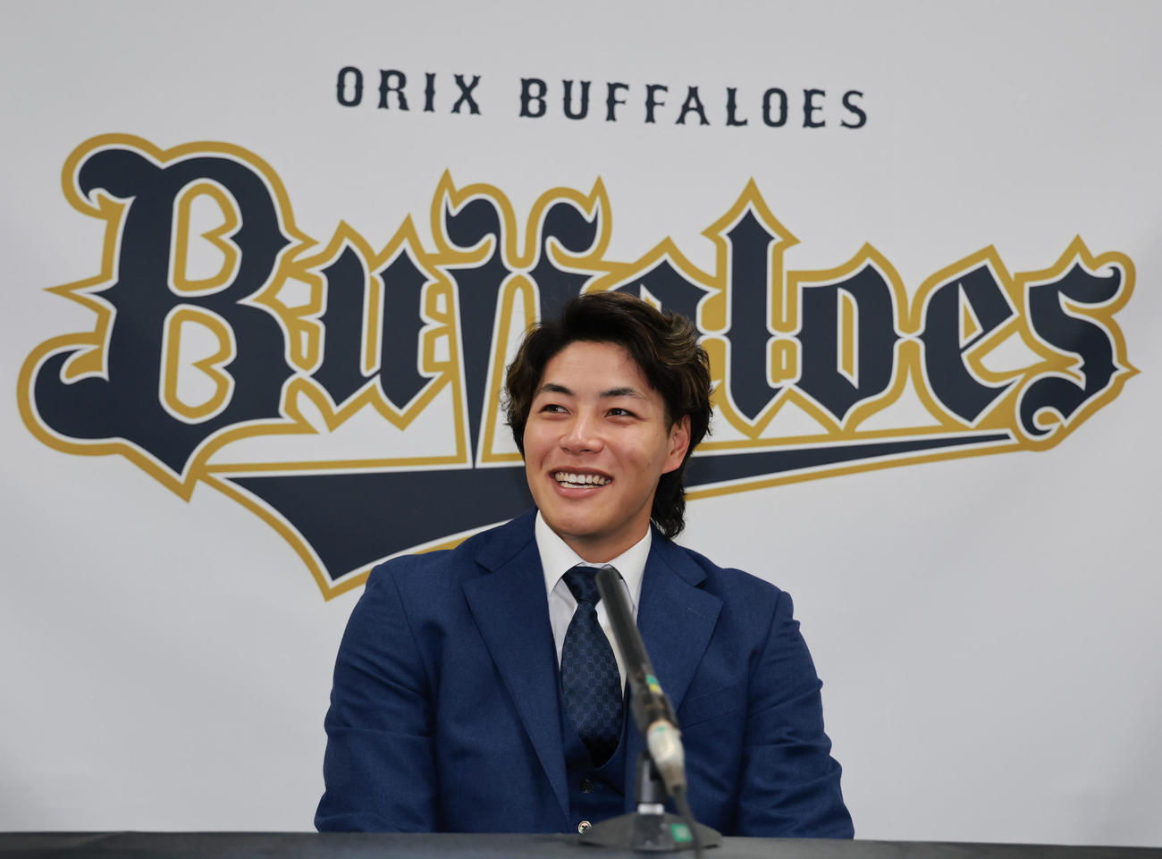 契約更改を終え取材に応じる麦谷（撮影・上田博志）