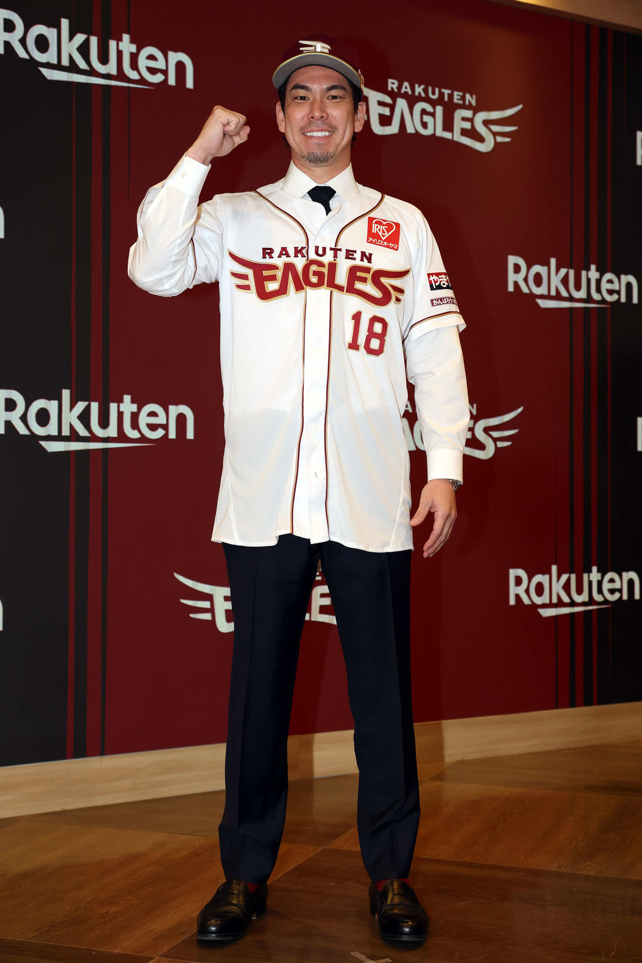 楽天入団会見でユニホーム姿を披露した前田（撮影・浅見桂子）