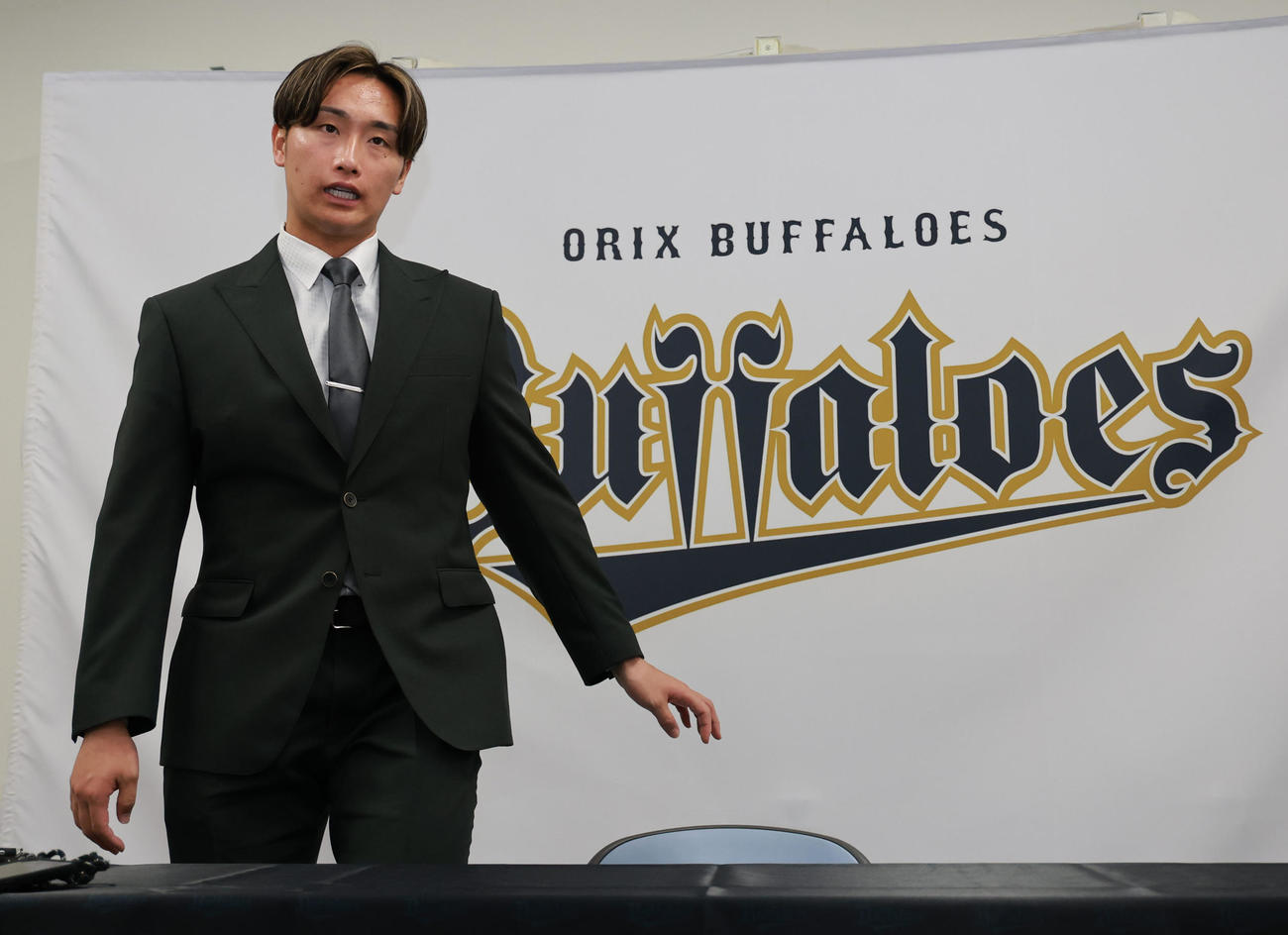 契約更改を終え取材に応じる権田（撮影・上田博志）
